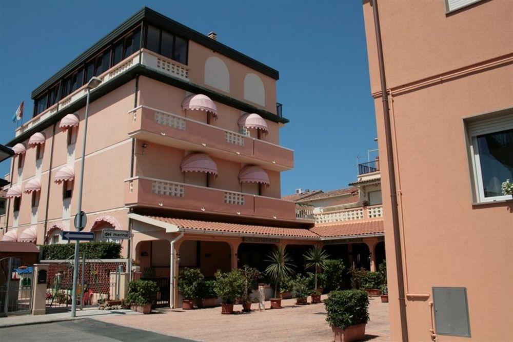 Hotel Sileoni Marina di Cecina Bagian luar foto